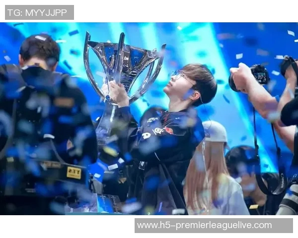 足球前线:探索全球足球赛事的激情与荣耀,解读明星球员的成长之路 足球前线:探索全球足球赛事的激情与荣耀,解读明星球员的成长之路